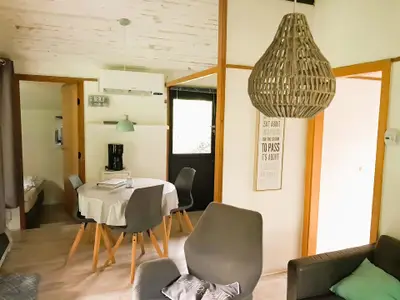 Esszimmer mit Küche und Zugang zur Diele zum WC, Kinderzimmer