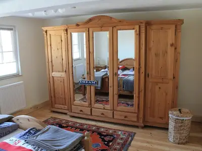 Ihr geräumiges Schlafzimmer mit großem Schrank