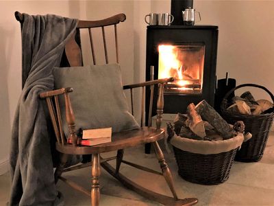 Im Schaukelstuhl hört man das knisternde Feuer im Kamin der Fewo zwischen Berg und Bach in Kiefersfelden