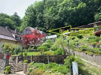 Blick vom Parkplatz an der Strasse