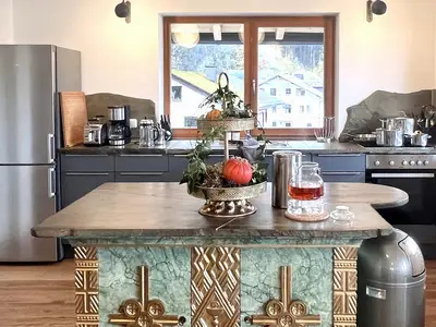 Ein handbemalter alter Altar wurde als Küchenblock umgestaltet