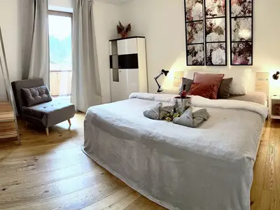 genießen den Blick auf die angrenzende Felswand auch auf dem Balkon der Fewo zwischen Berg und Bach in KIefersfelden