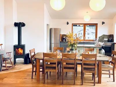 Der Essbereich der Wohnung zwischen Berg und Bach in KIefersfelden bietet Platz für bis zu 10 Personen