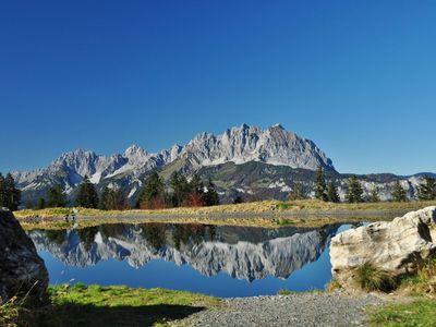 Wilder Kaiser spiegelt sich im Schlosserbergsee (c