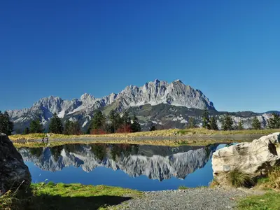 Wilder Kaiser spiegelt sich im Schlosserbergsee (c