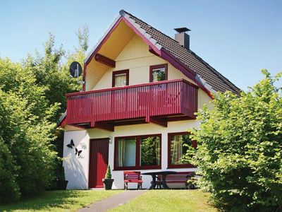 Außenansicht des Gebäudes. Haupteingang, Balkon, Weg zum FH