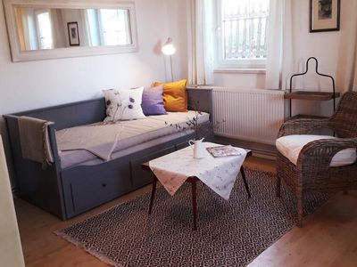 Wohnzimmer mit ausziehbarem Tagesbett mit 2 separaten Matratzen