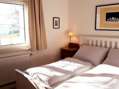 Helles Schlafzimmer mit Gartenblick