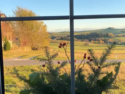 Küchenfenster: Bei klarem Wetter sieht man bis zum Schneeberg, südlich von Wien