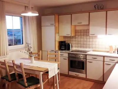 Gut ausgestattete Küche mit Essplatz