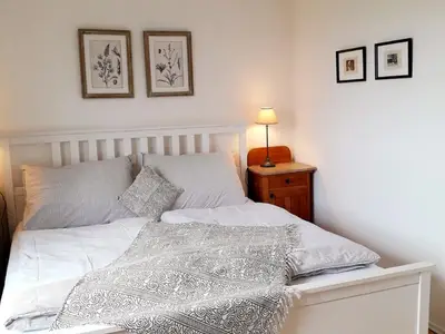 Gemütliches Doppelbett im Schlafzimmer