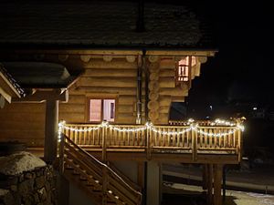 Haus außen mit Weihnachtsbeleuchtung