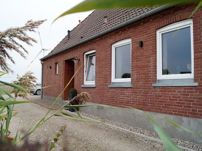 Von der Auffahrt aus hinter dem Haus liegt ein großer Bereich, auf dem Sie Ihr Auto abstellen können