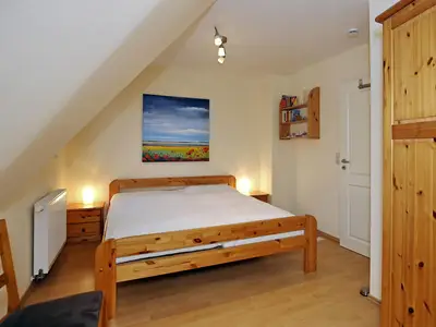 Schlafzimmer mit Doppelbett