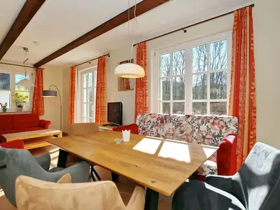 Essbereich mit Blick ins Wohnzimmer
