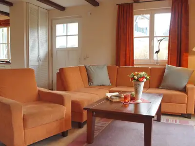 Wohnzimmer mit Sofaecke und Sessel