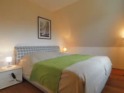 Schlafzimmer mit Doppelbett
