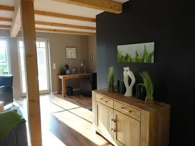 helles Wohnzimmer mit Terrassenanschluss