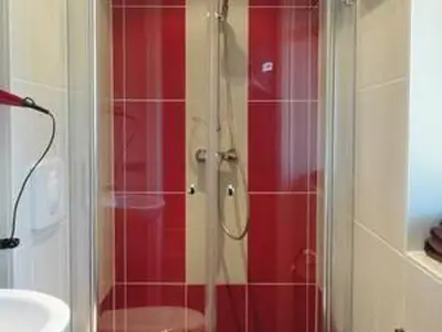 ebenerdiges Duschbad mit Fenster im Erdgeschoss