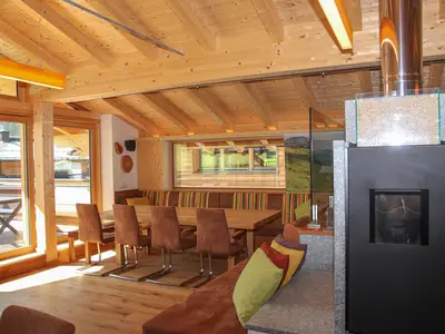 offener Kamin im Alpin Loft Wohn-und Essbereich