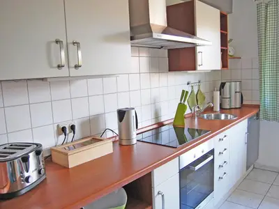 Top ausgestattete Nolte-Küche mit 2 Kühlschränken, Mikrowelle, Toaster, Kaffeemaschine und Spülmaschine.