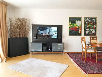 Wii, 49'' 4K UHD Smart SAT-TV und Entertainment-Anlage im ca. 50m² großen Wohn- und Essbereich.