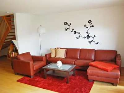 Der Wohnbereich mit großer Echtleder Couch. und mit Ausblick auf die Terrasse und in den Garten.