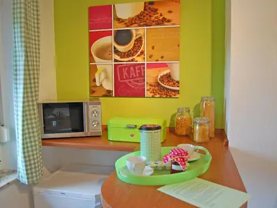 Küchentresen mit Mikrowelle und zweitem Kühlschrank.