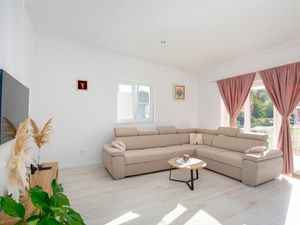 23758342-Ferienhaus-6-Klis-300x225-1