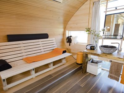 Wellness Liege im Bad mit Infrarot Sauna Lampe