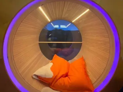 Das Bullauge im UFO47 kann abends galaktisch beleuchtet werden