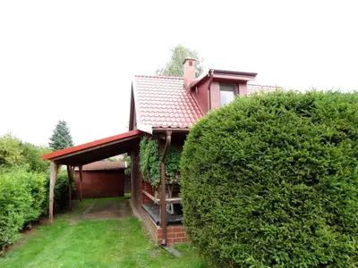 Außenansicht des Gebäudes. Der Carport