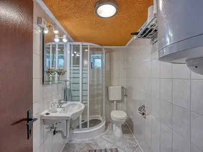 Badezimmer mit Dusche