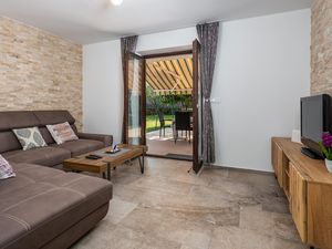 23728378-Ferienhaus-6-Kornić-300x225-3