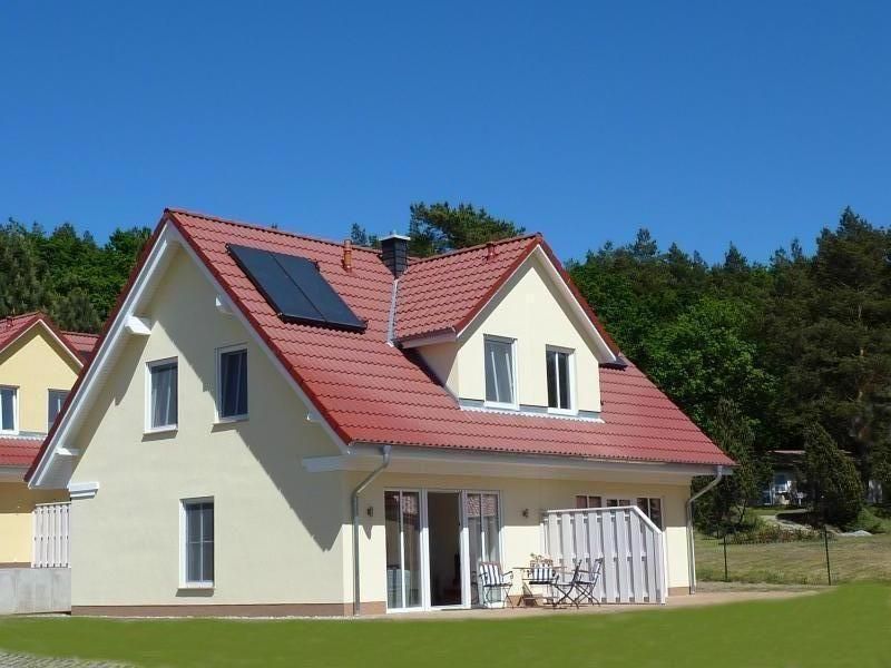 Außenansicht des Gebäudes. Ferienhaus an Seen und Meer