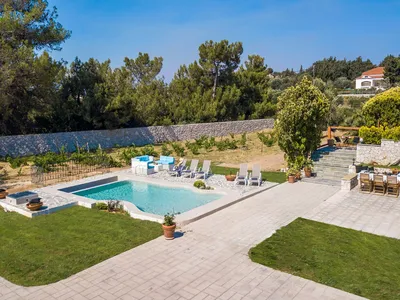 PoolOfHouse