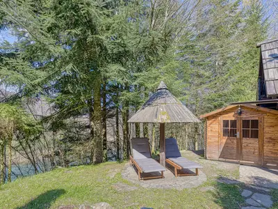 Schöner Außenbereich mit Zugang zum Privatstrand am Fluss Kolpa