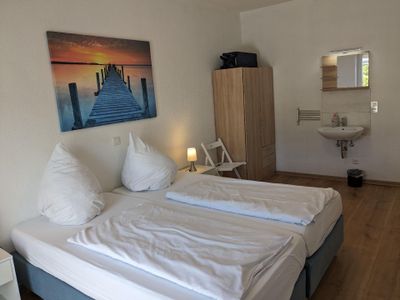 Ferienhaus"XL", Zimmer 1, 2 Boxspringbetten und Waschbecken