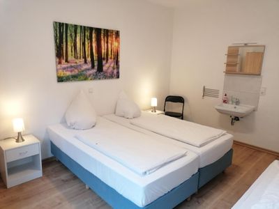 Ferienhaus"XL", Zimmer 3, 3 Boxspringbetten und Waschbecken