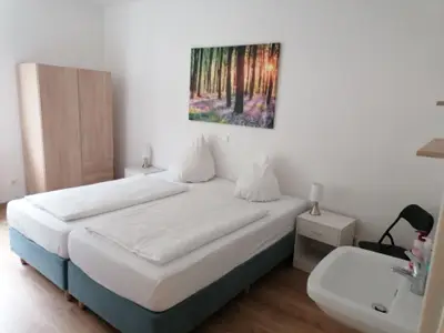 Ferienhaus"XL", Zimmer 3, 3 Boxspringbetten und Waschbecken