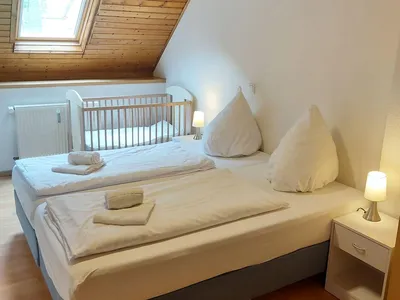 Ferienhaus L, Zimmer 4, 2 Boxspringbetten.