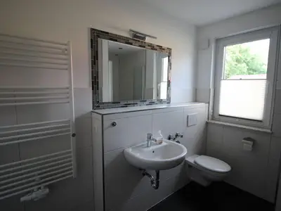 Badezimmer Erdgeschoss mit Handtuchhalter
