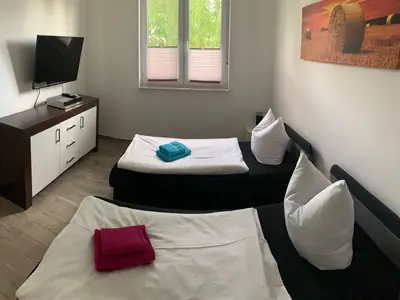 Schlafzimmer im Erdgeschoss mit 2 Einzelbetten, natürlich auch zusammenschiebbar