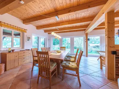 Ferienhaus Havelquelle Essbereich mit Blick in den Garten