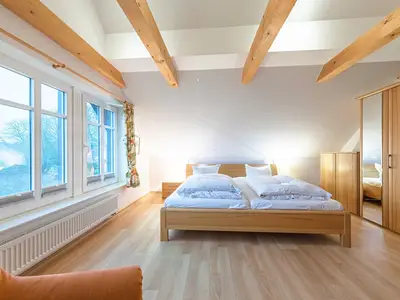 Ferienhaus Havelquelle eines der Schlafzimmer mit Doppelbett