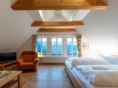 Ferienhaus Havelquelle Schlafzimmer mit Doppelbett und TV