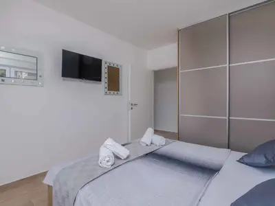 Ferienhaus für 8 Personen (160 m²) in Kremenići 8/10