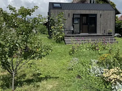 Blick vom Garten auf das Tiny House