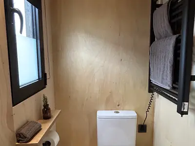 Bad mit Fenster, Toilette und Handtuchwärmer