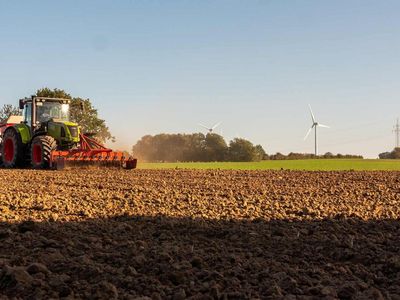 Feldarbeit mit dem Traktor